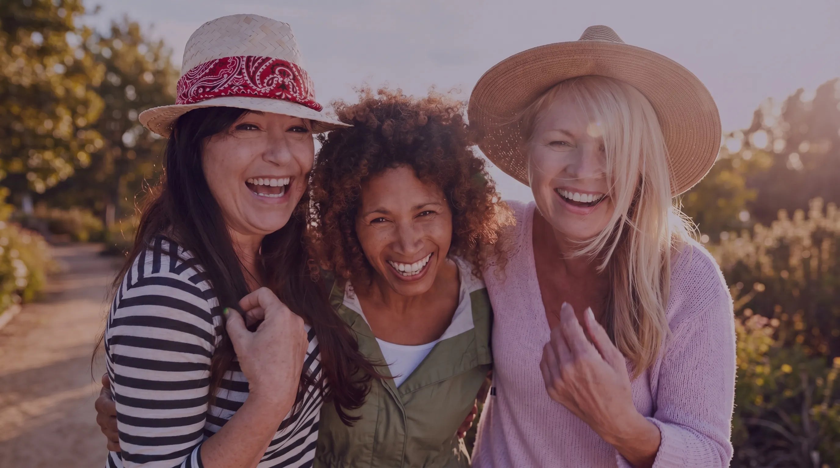 Tres mujeres latinas disfrutando juntas — comunidad V.I.L.